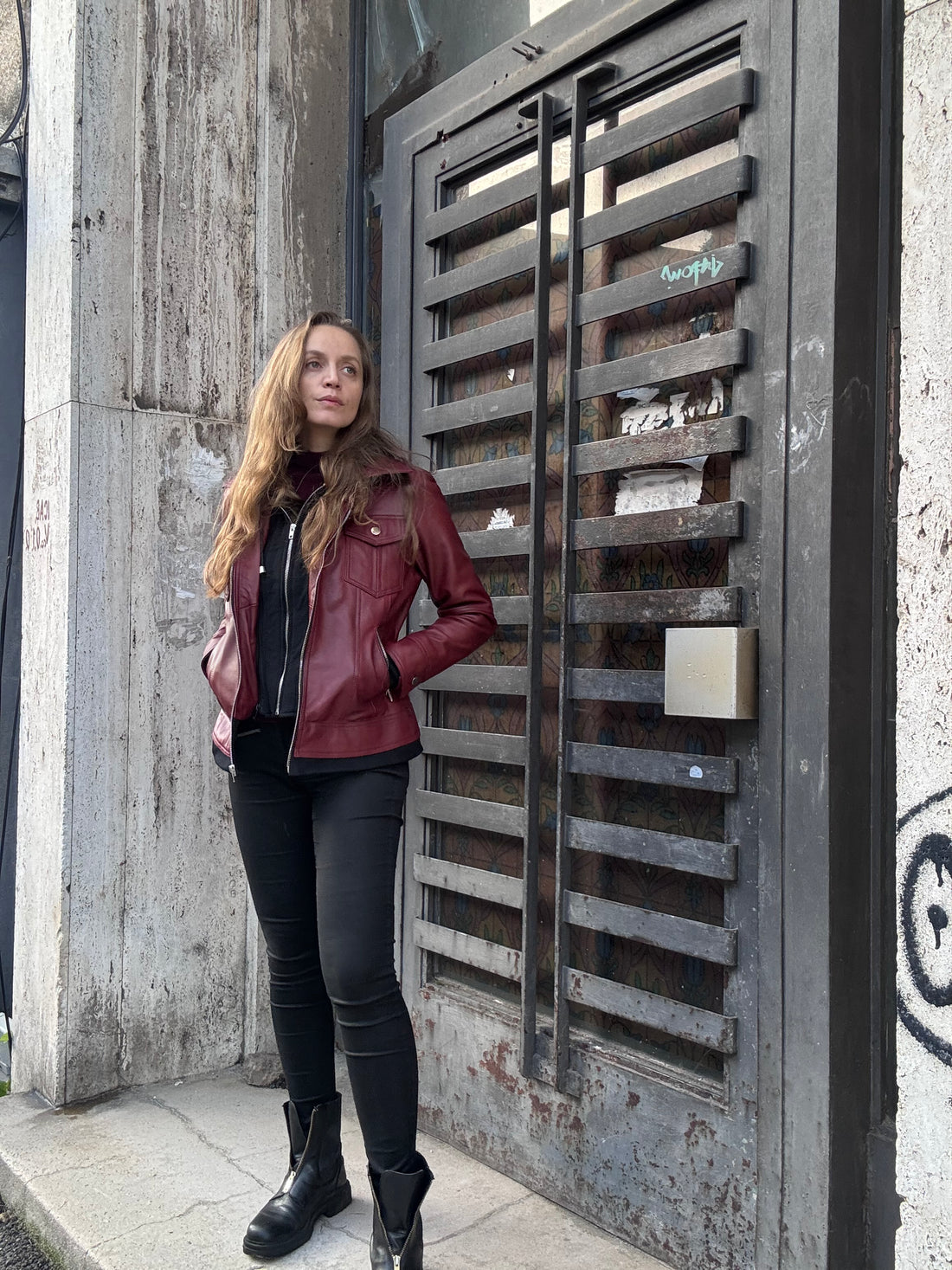 Veste en cuir véritable bordeaux dans la lumière d'automne