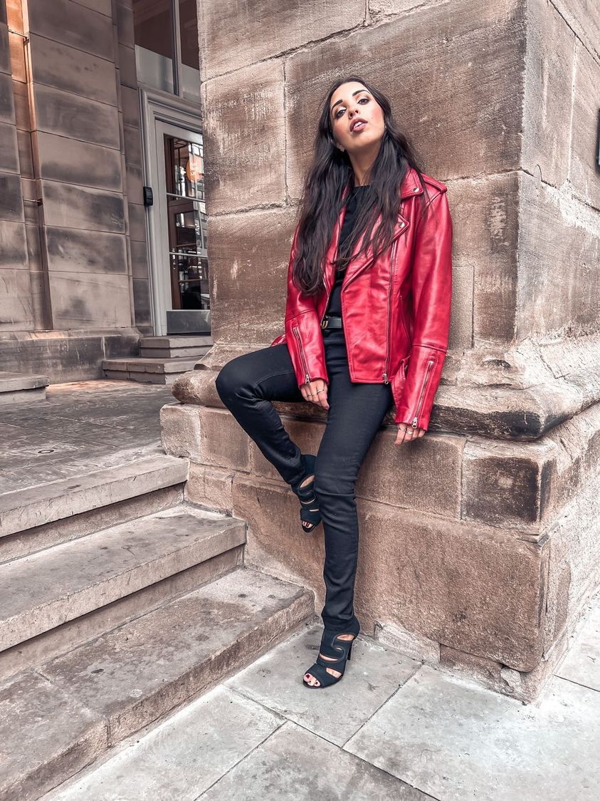 Blouson en cuir rouge véritable porté sur du noir